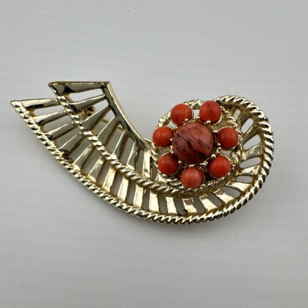 Vintage Gold Tone Brooch Pin Red Cluster Stones Nautilus Shell Design 2"